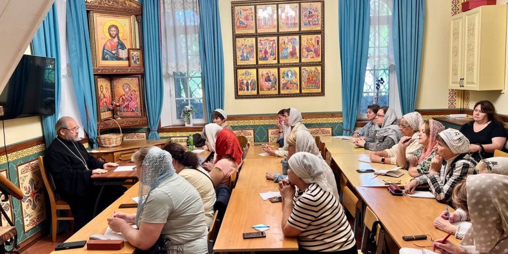 Семинар для сотрудников свечных ящиков и церковных лавок состоялся в храме святых мучеников Адриана и Наталии в Бабушкине