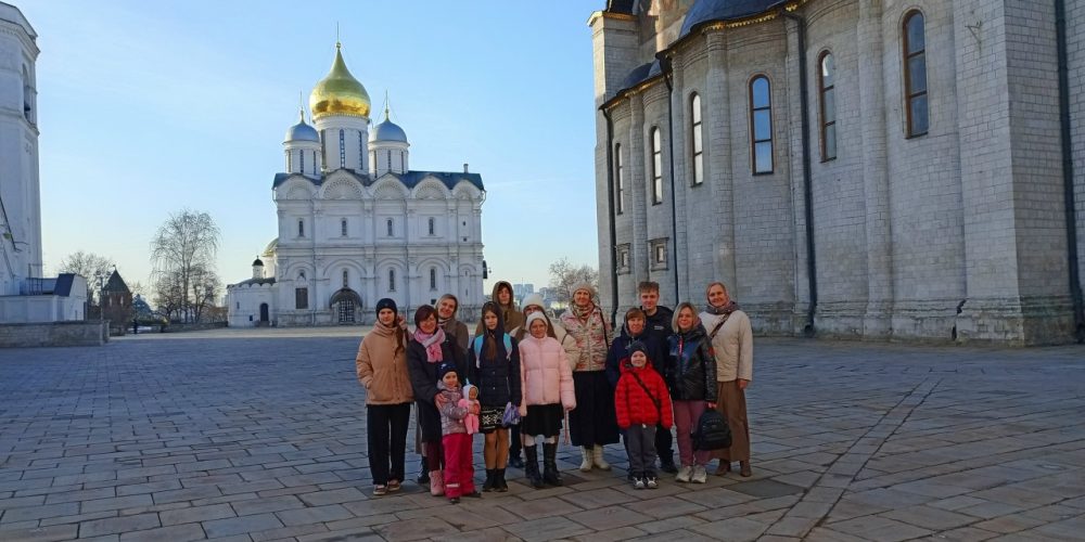 Воспитанники воскресной школы храма святых равноапостольных Мефодия и Кирилла в Ростокине побывали в храмах Сретенского монастыря и Московского Кремля
