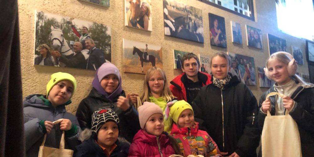 Ученики воскресной школы храма Рождества Пресвятой Богородицы во Владыкине побывали в конном клубе «Белая дача»
