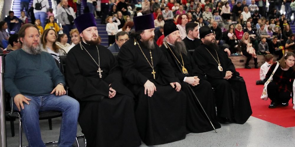 Митрополит Воскресенский Дионисий и архиепископ Егорьевский Матфей посетили детский спортивно-культурный праздник «Рождественская радость»