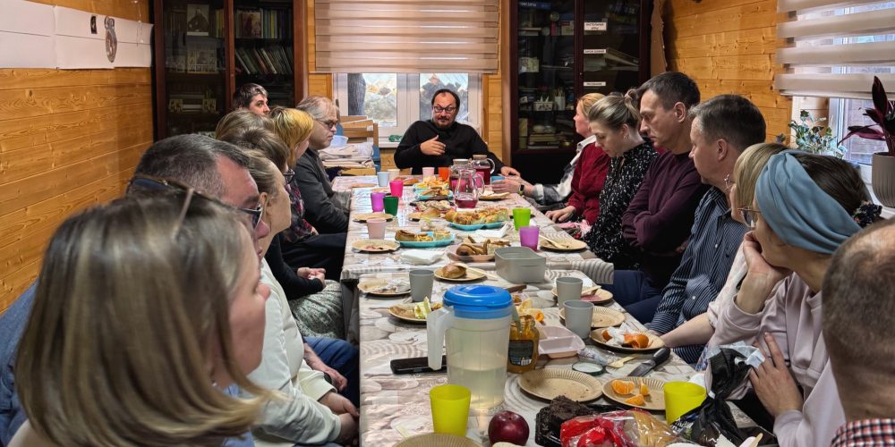 И.о настоятеля храма иконы Божией Матери «Отрада и Утешение» в Ярославском провел встречу с родителями воспитанников воскресной школы