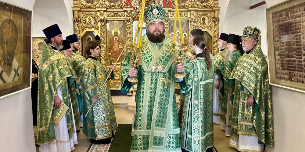 Духовенство викариатства и миряне поздравили митрополита Арсения с Днем тезоименитства