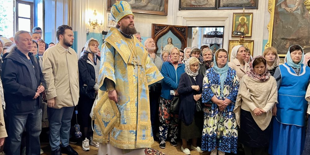 Митрополит Арсений возглавил Литургию в день престольного праздника храма Владимирской иконы Божией Матери в Виноградове