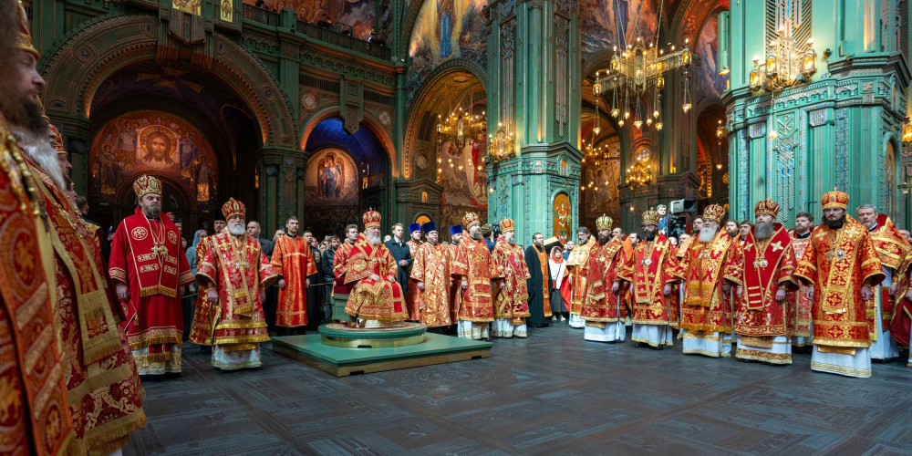 В день памяти великомученика Георгия Победоносца митрополит Арсений сослужил Предстоятелю Русской Церкви за Литургией в Патриаршем соборе в честь Воскресения Христова — главном храме Вооруженных сил России