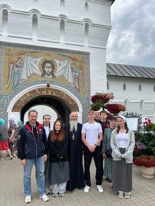 Юные паломники храма святых мучеников Адриана и Наталии в Бабушкине посетили Свято-Введенский Толгский монастырь