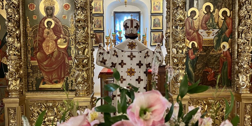 Митрополит Арсений совершил Божественную литургию в День Победы в храме Живоначальной Троицы в усадьбе Свиблово