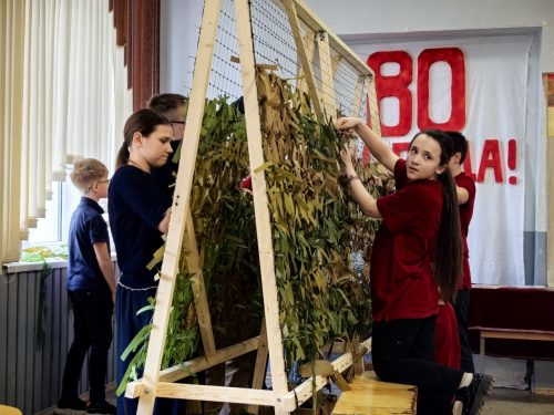 Добровольцы храма Собора Московских Святых в Бибиреве провели мастер-класс по плетению маскировочных сетей в школе №1370