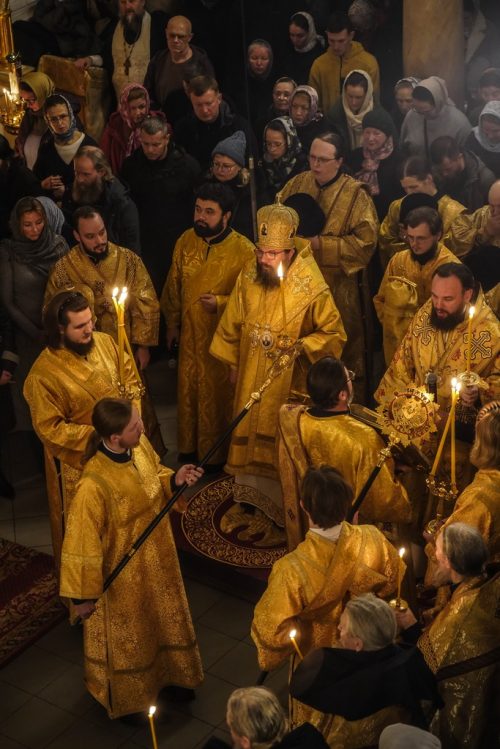 Митрополит Арсений сослужил за всенощным бдением в Псково-Печерском монастыре