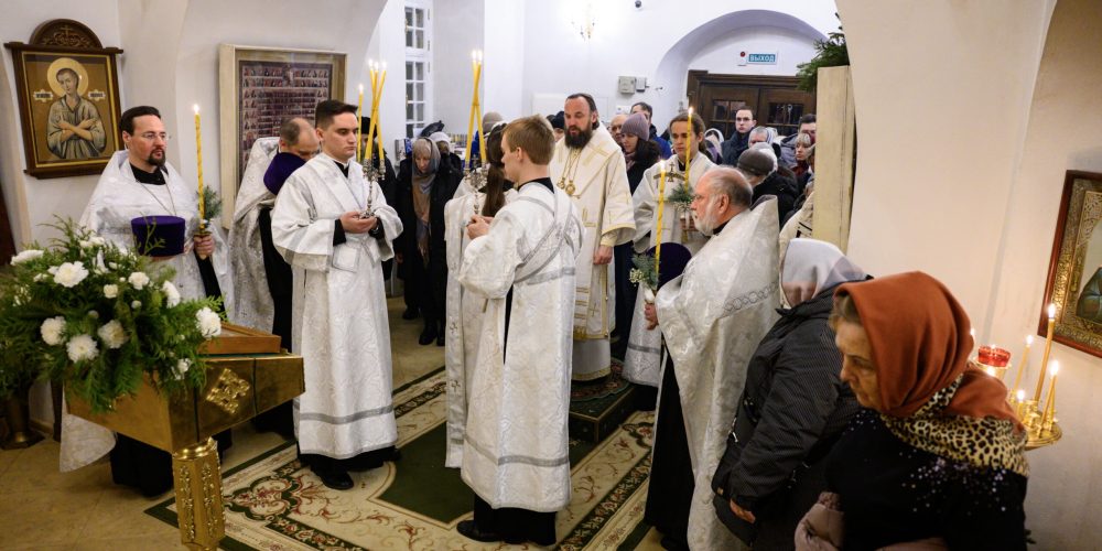 Митрополит Арсений возглавил всенощное бдение в храме Живоначальной Троицы в усадьбе Свиблово накануне праздника Рождества Христова