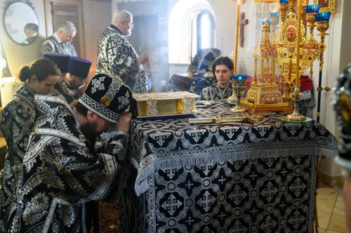 В пятницу первой седмицы Великого поста митрополит Арсений совершил Литургию Преждеосвященных Даров в храме святого благоверного князя Димитрия Донского в Раеве
