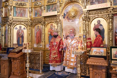 В Неделю 5-ю по Пасхе митрополит Арсений сослужил за Божественной литургией в храме святых мучениц Веры, Надежды, Любови и матери их Софии на Миусском кладбище