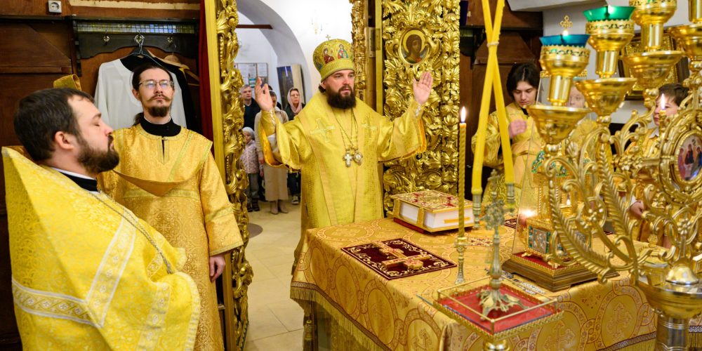 В Неделю 21-ю по Пятидесятнице митрополит Арсений совершил Божественную литургию в храме Живоначальной Троицы в усадьбе Свиблово