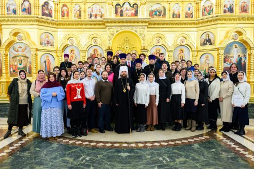 Митрополит Арсений совершил Божественную литургию при участии молодежи викариатства в храме Успения Пресвятой Богородицы в Останкине