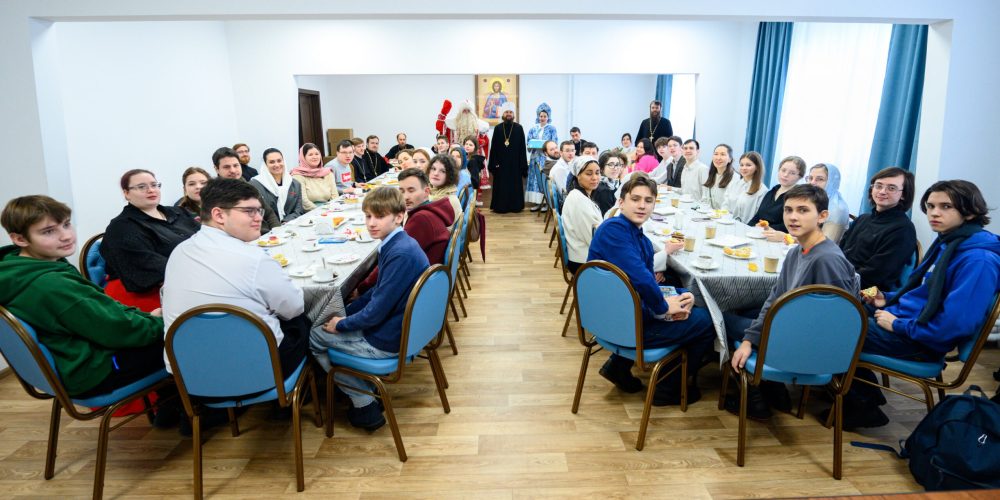 Православная молодежь Северо-Восточного викариатства поздравила митрополита Арсения с Рождеством Христовым