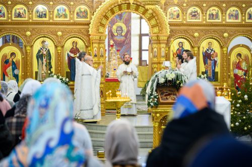 В Неделю 31-ю по Пятидесятнице митрополит Арсений совершил Божественную литургию в храме Успения Пресвятой Богородицы в Останкине