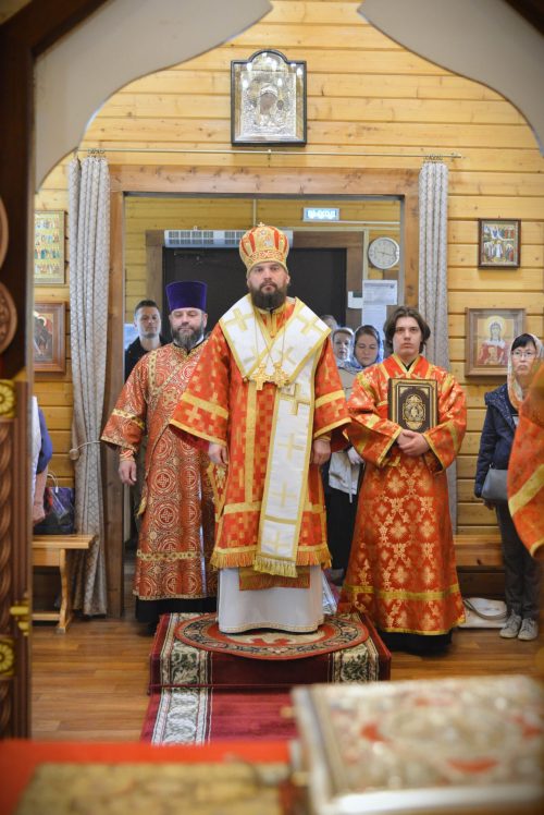 Митрополит Арсений совершил Божественную литургию в храме священномученика Илариона, архиепископа Верейского, в поселке Северный
