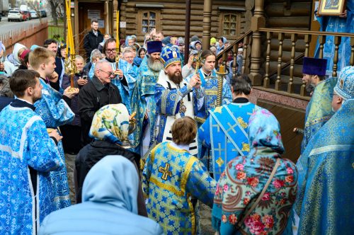 В день престольного праздника митрополит Арсений совершил Божественную литургию в храме Благовещения Пресвятой Богородицы в Раеве