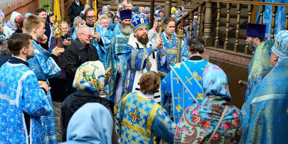В день престольного праздника митрополит Арсений совершил Божественную литургию в храме Благовещения Пресвятой Богородицы в Раеве