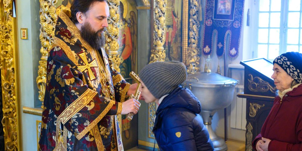 Митрополит Арсений совершил Литургию Преждеосвященных Даров в храме Живоначальной Троицы в усадьбе Свиблово