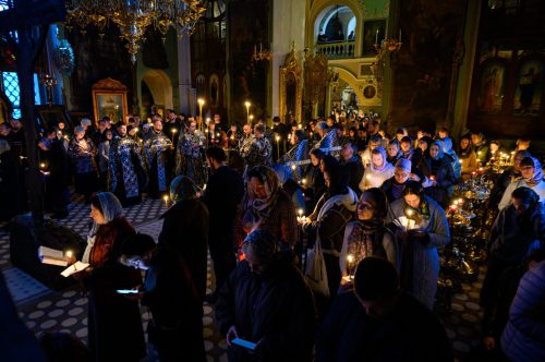 Митрополит Арсений совершил утреню Великого Пятка с чтением двенадцати Страстных Евангелий в храме Тихвинской иконы Божией Матери в Алексеевском