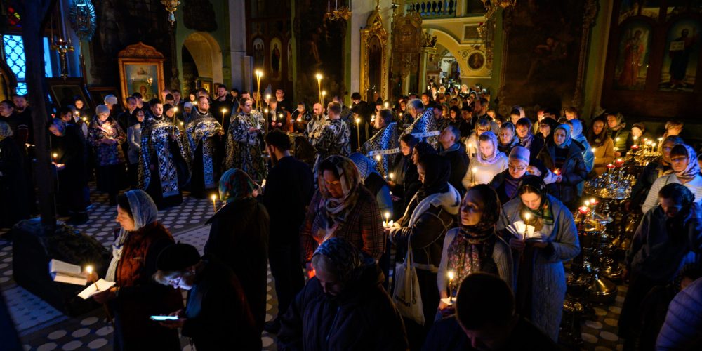 Митрополит Арсений совершил утреню Великого Пятка с чтением двенадцати Страстных Евангелий в храме Тихвинской иконы Божией Матери в Алексеевском
