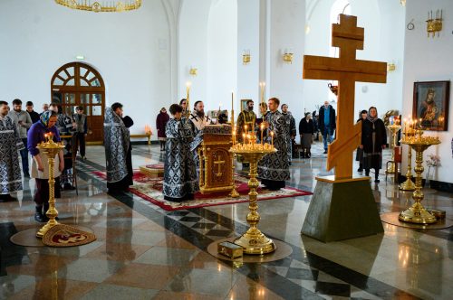 В Великую Пятницу митрополит Арсений совершил Царские часы в храме Успения Пресвятой Богородицы в Останкине