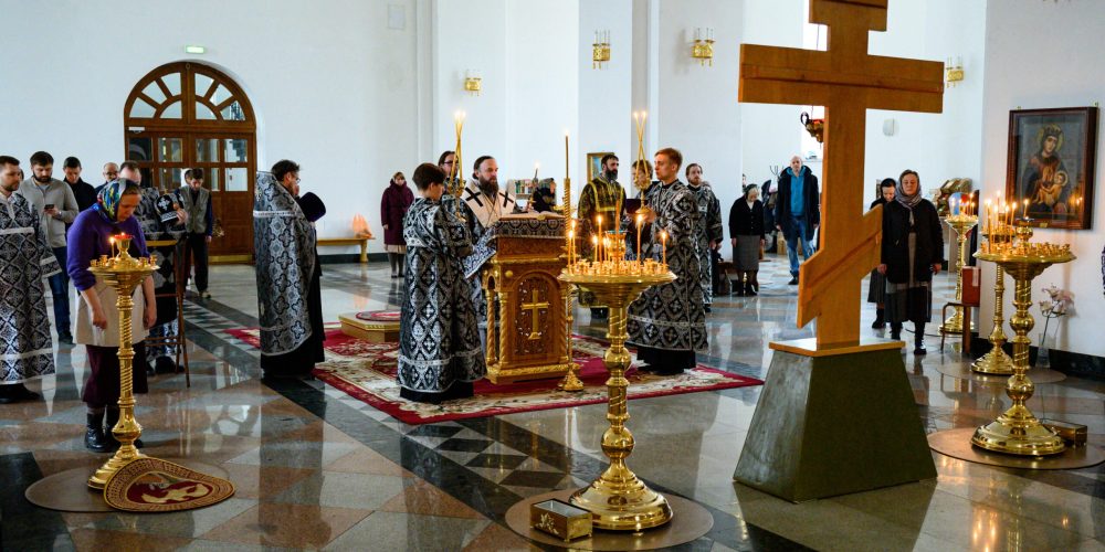 В Великую Пятницу митрополит Арсений совершил Царские часы в храме Успения Пресвятой Богородицы в Останкине