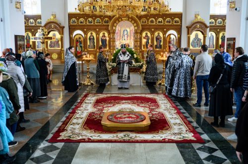 В Великий Пяток митрополит Арсений совершил вечерню с выносом Плащаницы Спасителя в храме Успения Пресвятой Богородицы в Останкине
