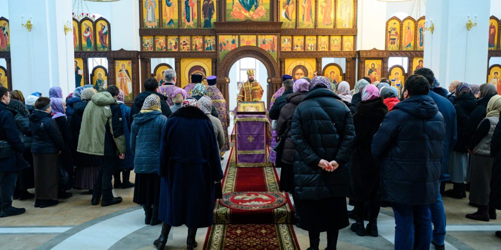 Митрополит Арсений совершил Литургию Преждеосвященных Даров в храме Усекновения главы Святого Пророка Предтечи и Крестителя Господня Иоанна в поселке Северный