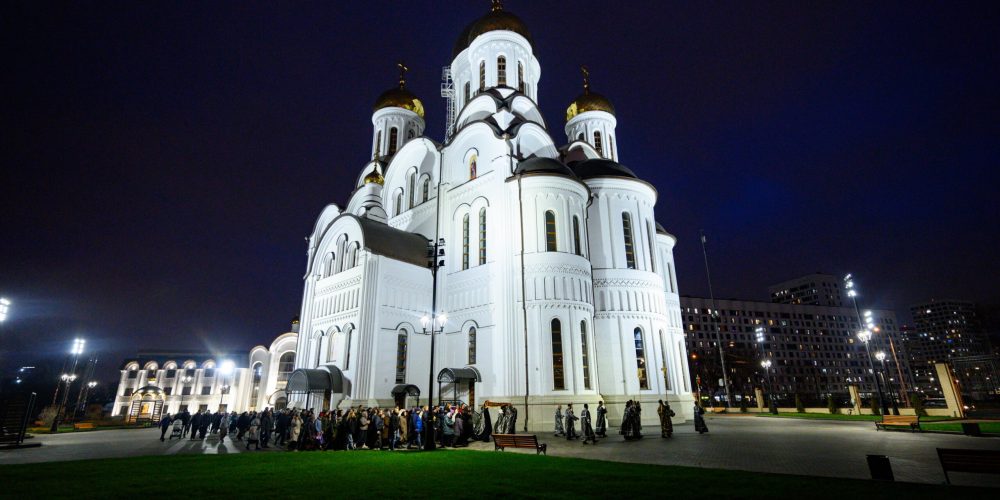 В канун Великой Субботы митрополит Арсений совершил утреню с чином погребения Плащаницы Господа Иисуса Христа