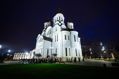 В канун Великой Субботы митрополит Арсений совершил утреню с чином погребения Плащаницы Господа Иисуса Христа