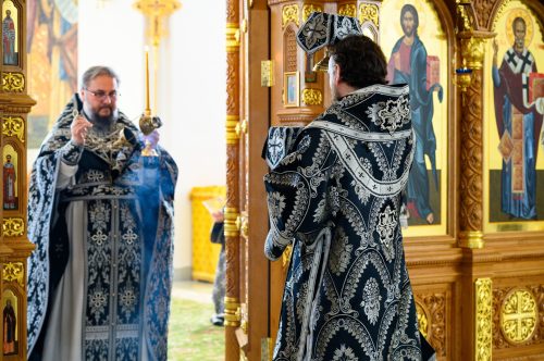 В среду третьей седмицы Великого поста митрополит Арсений совершил Литургию Преждеосвященных Даров в храме Успения Пресвятой Богородицы в Останкине