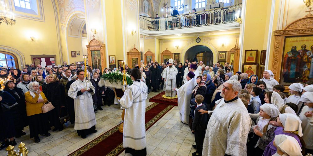 В день престольного праздника митрополит Арсений совершил Божественную литургию в храме Архангела Михаила при клиниках на Девичьем поле
