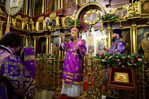 В субботу 3-й седмицы Великого поста митрополит Арсений совершил Божественную литургию в храме Покрова Пресвятой Богородицы в Медведкове