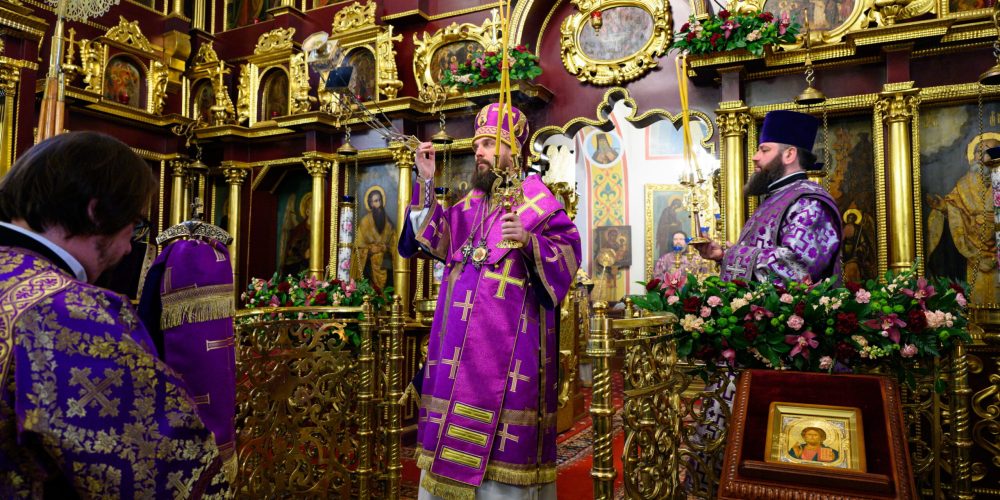 В субботу 3-й седмицы Великого поста митрополит Арсений совершил Божественную литургию в храме Покрова Пресвятой Богородицы в Медведкове