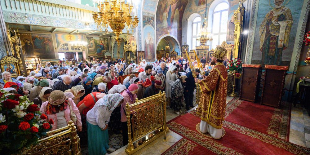 Митрополит Арсений возглавил Литургию в день престольного праздника в храме святых мучеников Адриана и Наталии в Бабушкине