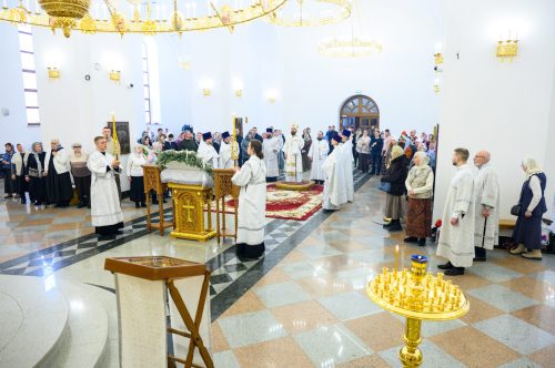 В Неделю 33-ю по Пятидесятнице митрополит Арсений совершил Божественную литургию в храме Успения Пресвятой Богородицы в Останкине