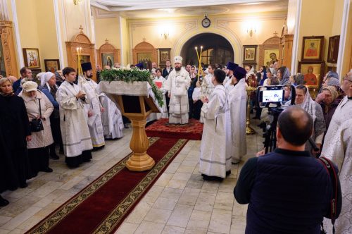 Митрополит Арсений совершил Божественную литургию в храме Архангела Михаила при клиниках на Девичьем поле