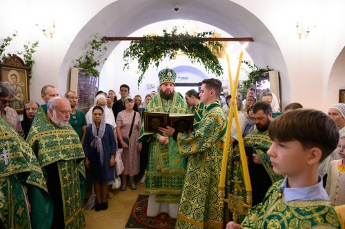 В День Святой Троицы митрополит Арсений возглавил престольное торжество в храме Живоначальной Троицы в усадьбе Свиблово
