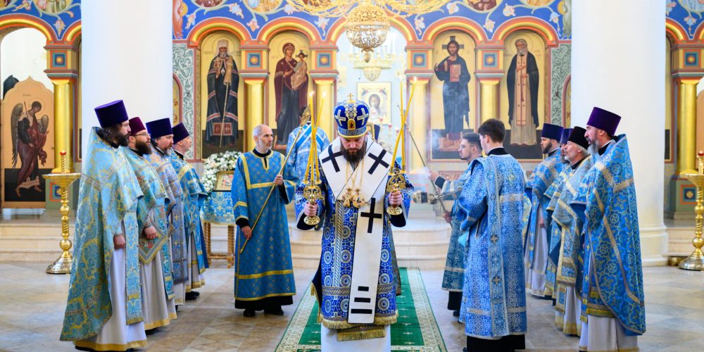 В отдание праздника Рождества Пресвятой Богородицы митрополит Арсений совершил Литургию в храме Преподобного Серафима Cаровского в Раеве