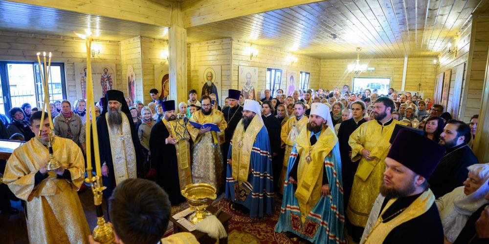 Митрополит Арсений принял участие в малом освящении храма блаженной Ксении Петербургской на улице Рокоссовского в Пскове