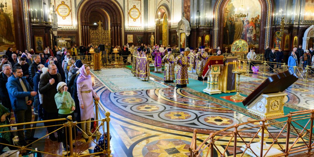 В Неделю о блудном сыне митрополит Арсений совершил Божественную литургию в Кафедральном соборном Храме Христа Спасителя