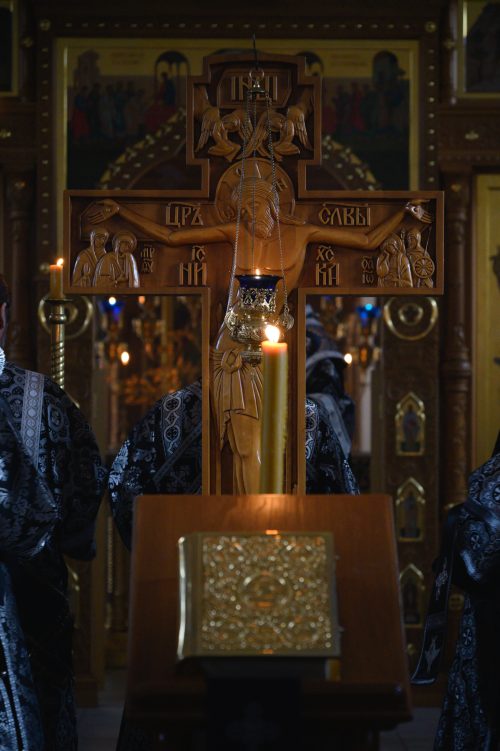 Митрополит Арсений совершил Пассию с участием молодежи Северо-Восточного викариатства