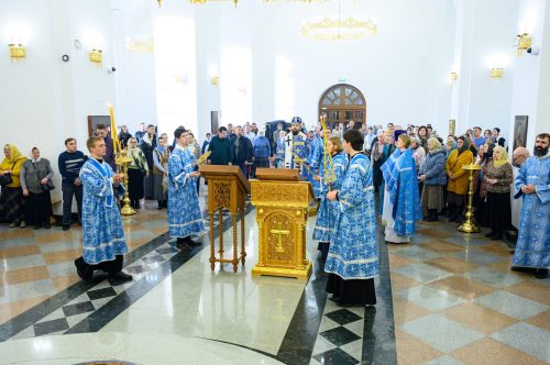 В Неделю 26-ю по Пятидесятнице митрополит Арсений совершил Божественную литургию в храме Успения Пресвятой Богородицы в Останкине