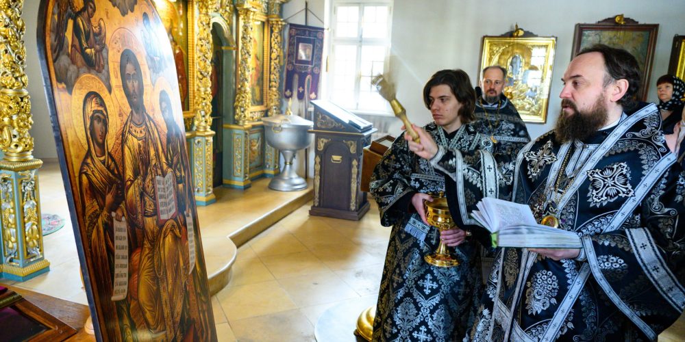 В четверток Великого канона митрополит Арсений совершил Литургию Преждеосвященных Даров в храме Живоначальной Троицы в усадьбе Свиблово