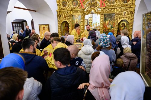 В Неделю 17-ю по Пятидесятнице митрополит Арсений совершил Божественную литургию в храме Живоначальной Троицы в усадьбе Свиблово