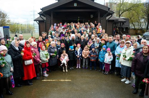 Митрополит Арсений совершил Божественную Литургию во временном храме святых Жен-Мироносиц Патриаршего подворья храма иконы Божией Матери «Отрада и Утешение» в Ярославском