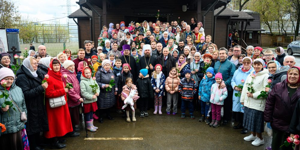 Митрополит Арсений совершил Божественную Литургию во временном храме святых Жен-Мироносиц Патриаршего подворья храма иконы Божией Матери «Отрада и Утешение» в Ярославском