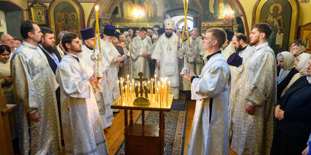 Во Вселенскую родительскую субботу митрополит Арсений совершил Божественную литургию в храме Успения Пресвятой Богородицы в Архангельском-Тюрикове