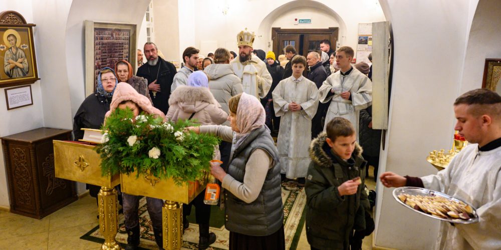 Митрополит Арсений возглавил всенощное бдение в храме Живоначальной Троицы в усадьбе Свиблово накануне праздника Сретения Господня